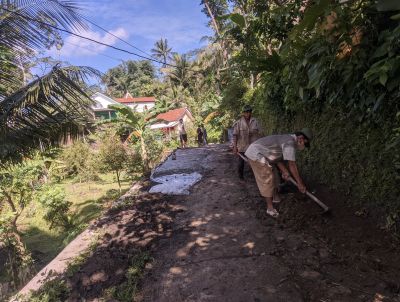 DESA RAHAYU BANGUN JALAN UTAMA AKSES PELAYANAN DASAR DI DESA